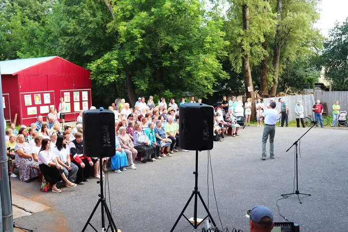 на фото запечатлён концерт ко Дню семьи, любви и верности в момент выступления Сергея Рылова
