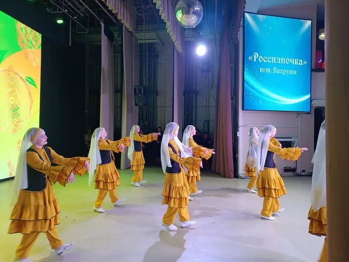 На фото юные участники НТК Россияночка плюс танцуют татарский танец