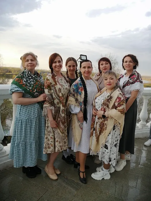 На фото  вахрушевские Катюши - участницы Кировского флешмоба 100 Катюш поют Катюшу. Сотрудницы Районного центра культуры и досуга, участницы клубных формирований РЦКД и мамы юных участников