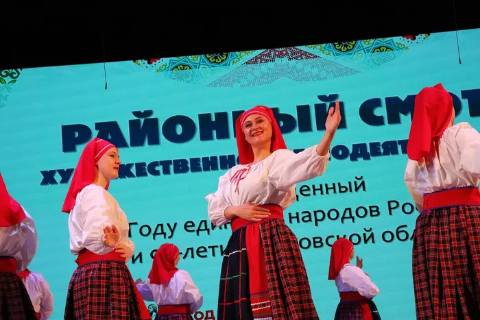 На фото участники народного танцевального коллектива «РОССИЯНОЧКА ПЛЮС» танцуют танец "Белгородские пересеки"