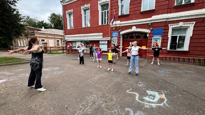 на фото Татьяна Витальевна Яшкирева и участники массовой зарядки