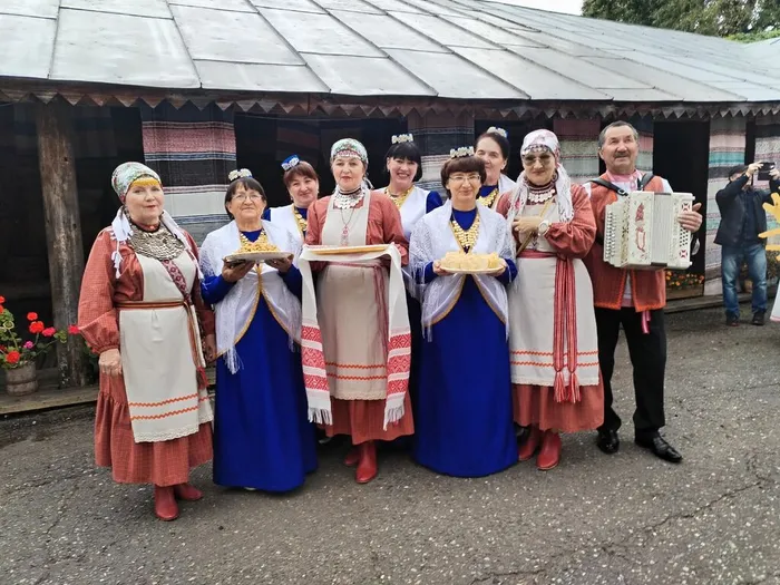 На фото представилели коренных народов Слободского района - участники самодеятельности