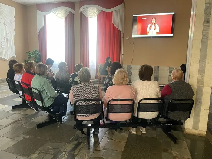 На фото участники кинопоказа Воспоминания детей Сталинграда