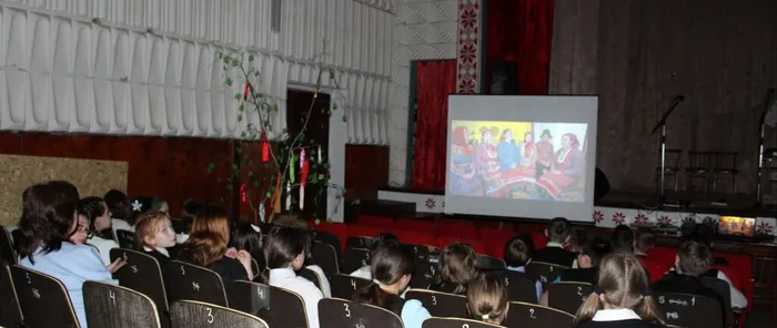 На фото учащиеся 5 класса лицея №9 г.Слободского смотрят фильм о бесермянах в Светозаревском клубе