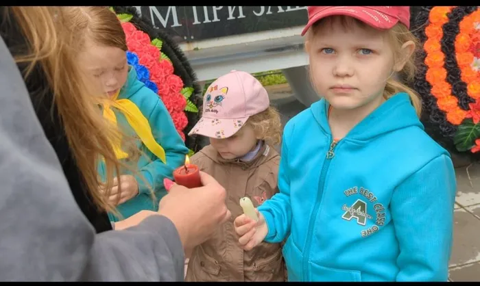 На фото дети летнего школьного лагеря села Лекма, принявшие участие в акции Свеча памяти