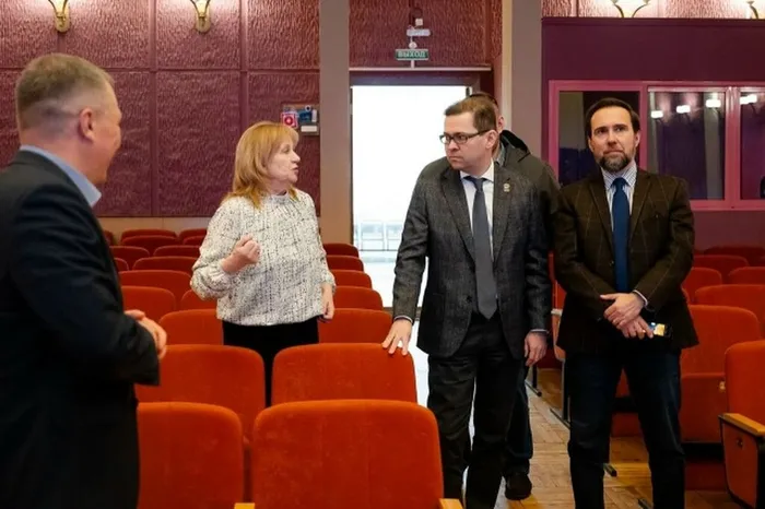 На фото  депутаты Борис Веснин и Роман Титов и директор РЦКД Людмила Манылова обсуждают планы развития учреждения