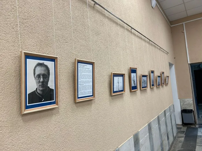 На фото часть экспозиции с портретом художника Александра Вахрушева