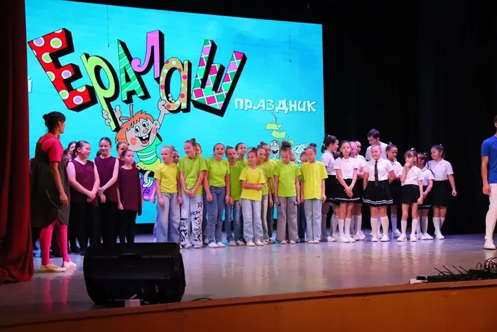 Финальный выход участников концерта