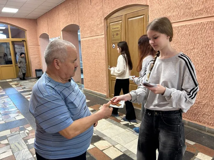 На фото волонтёры раздают георгиевские ленточки посетителям мероприятий РЦКД